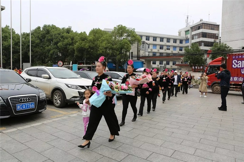 贵州“试管宝宝”随父母回湘潭“娘家”